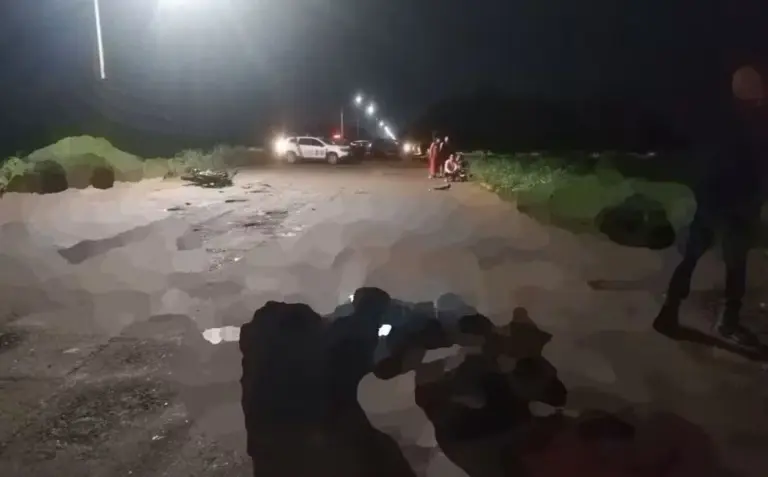 Batida entre motos deixa dois jovens mortos na Avenida Teotônio Segurado