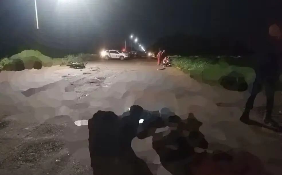 Batida entre motos deixa dois jovens mortos na Avenida Teotônio Segurado