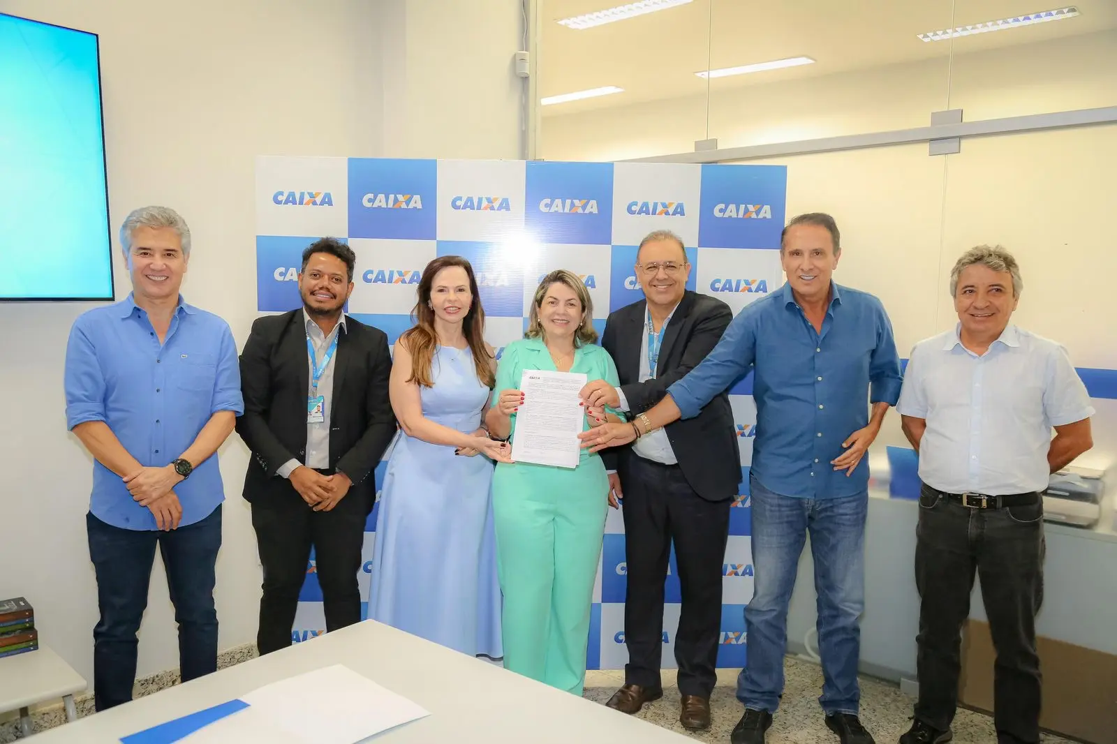 Senadora Professora Dorinha celebra a assinatura de contrato para a construção de apartamentos em Guaraí