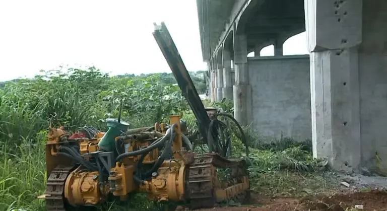 Parte da ponte JK que não desabou começa a ser perfurada para receber explosivos — Foto: TV Mirante/Reprodução