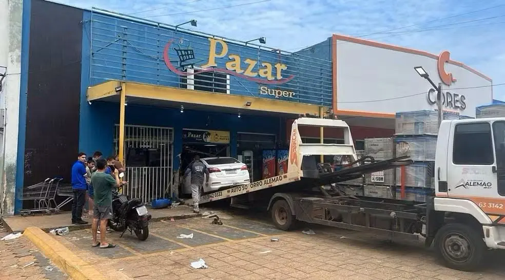 Final de semana teve invasão de carro à distribuidora que deixou feridos