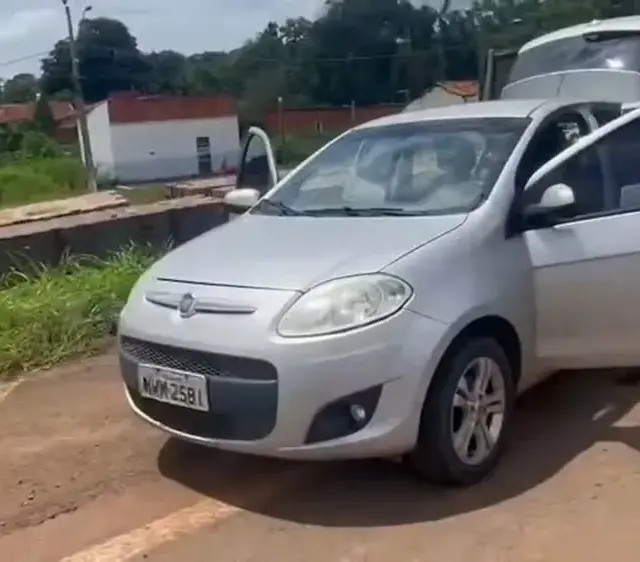 Carro é retirado de parte remanescente de ponte após um mês do desabamento — Foto: Reprodução
