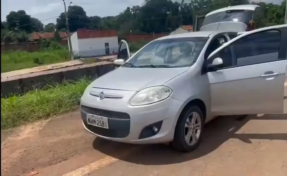 Carro é retirado de parte remanescente de ponte após um mês do desabamento — Foto: Reprodução
