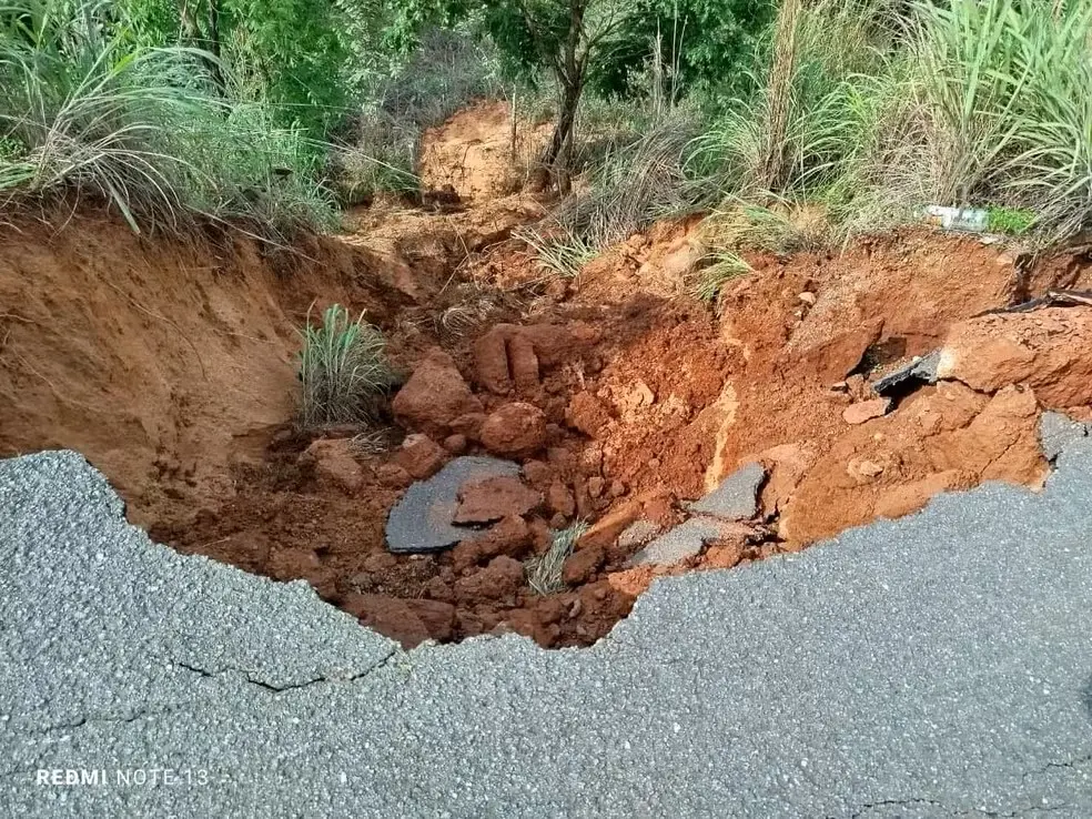 Asfalto cede e cratera se forma na pista da TO-222 — Foto: Reprodução/Redes Sociais