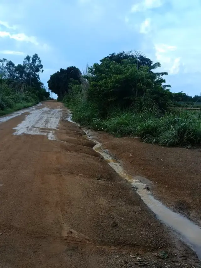 Esgoto escorre por estrada na região sul de Palmas e empresa é autuada em mais de R$ 36 milhões