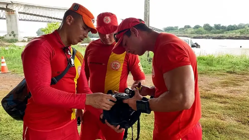 Mergulhadores começam buscas submersas em busca dos desaparecidos na queda da ponte JK; Corpos de quatro vítimas foram encontrados