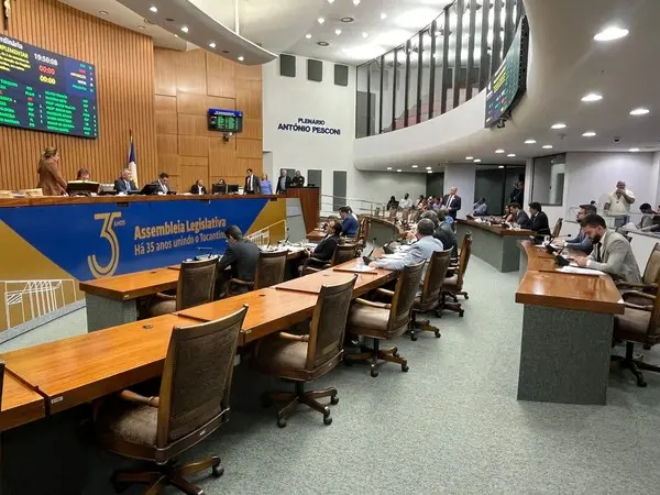 PEC do apego é aprovada por 19 deputados e três votos contra: a partir de agora governador fica no cargo em viagens de até 15 dias PEC do apego é aprovada por 19 deputados e três votos contra: a partir de agora governador fica no cargo em viagens de até 15 dias