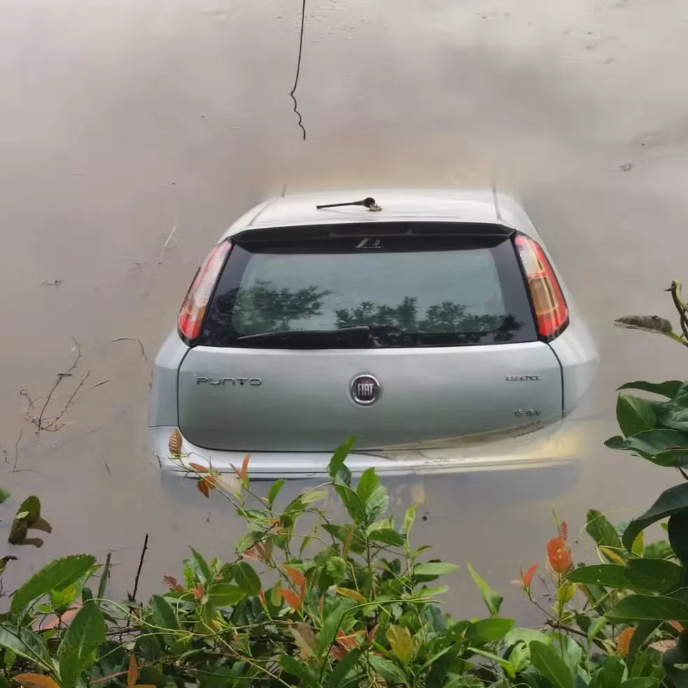 Carro de homem foi encontrado em represa de Colméia — Foto: Divulgação/Polícia Civil