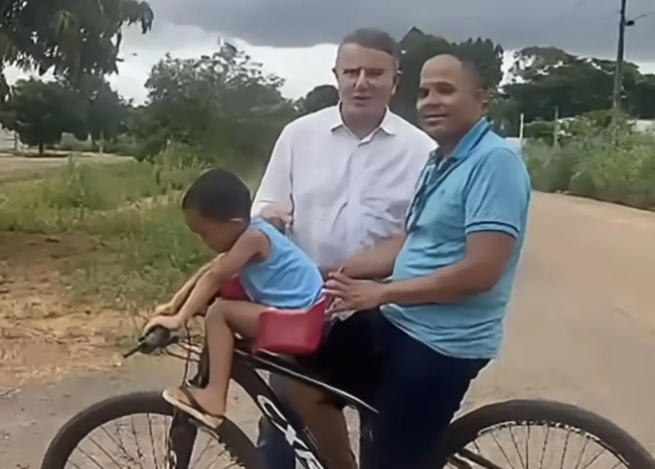 “O Dudu tá on”: Eduardo Siqueira garante obra da “ponte da integração” no Bertaville, agradece bancada e movimenta redes com interações com moradores