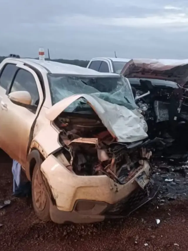 Batida entre caminhonetes deixou jovem morta e feridos — Foto: Reprodução/Redes Sociais

