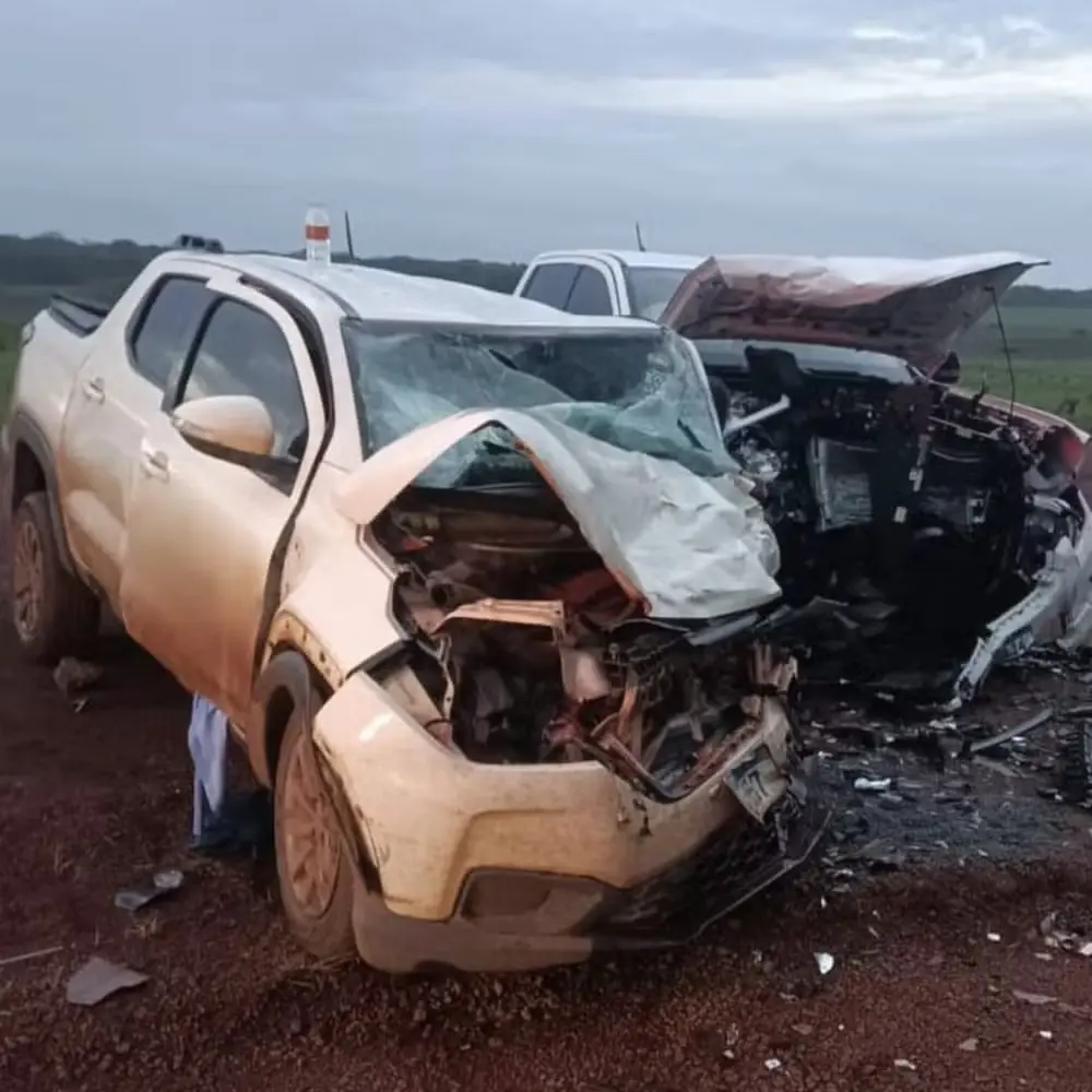 Batida entre caminhonetes deixou jovem morta e feridos — Foto: Reprodução/Redes Sociais
