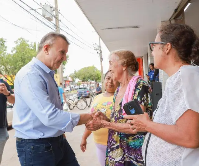 Prefeito Eduardo Siqueira ouve população na Avenida Tocantins – Foto: Francisco Barros / Secom Palmas