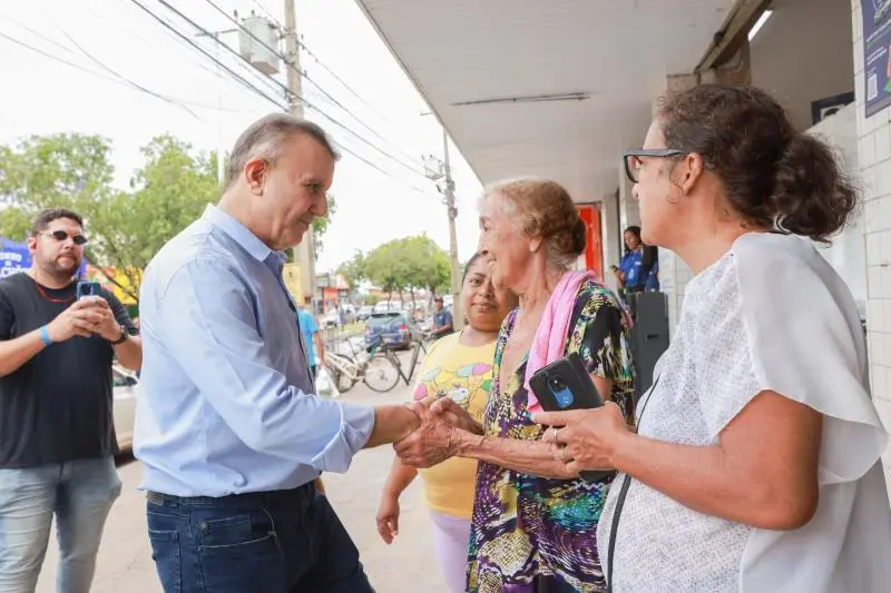 Prefeito Eduardo Siqueira ouve população na Avenida Tocantins – Foto: Francisco Barros / Secom Palmas