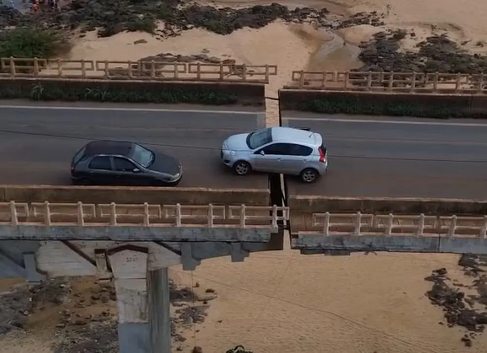 Carros presos em ponte entre o Tocantins e o Maranhão — Foto: Divulgação/@vshenrique