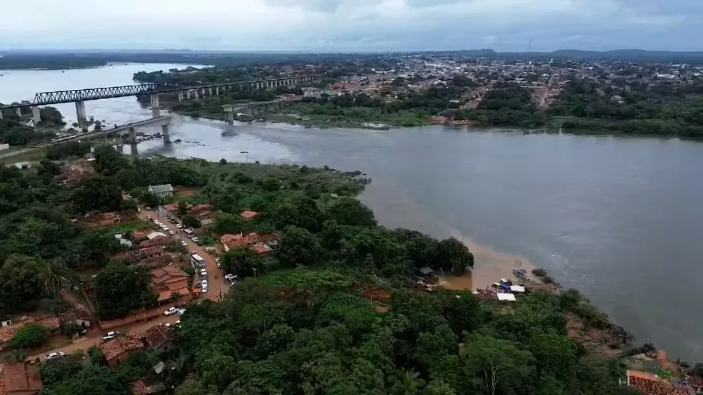 Ponte de Estreito caiu entre as cidades de Aguiarnópolis (TO) e Estreito (MA) — Foto: Reprodução/Sirley Freitas