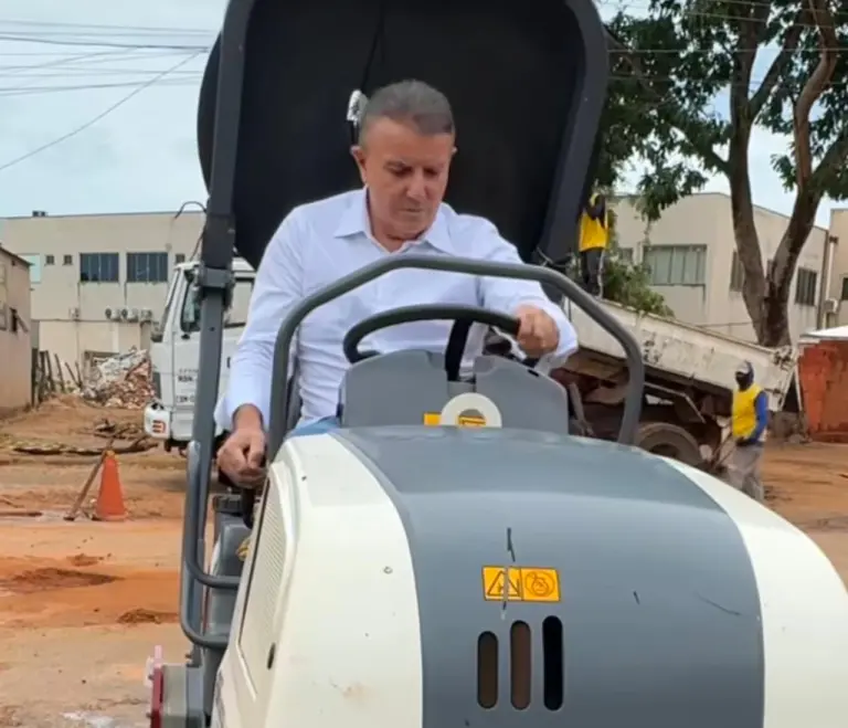 Prefeito Eduardo Siqueira acompanha operação tapa-buracos nos bairros: “aqui é rolo compressor”