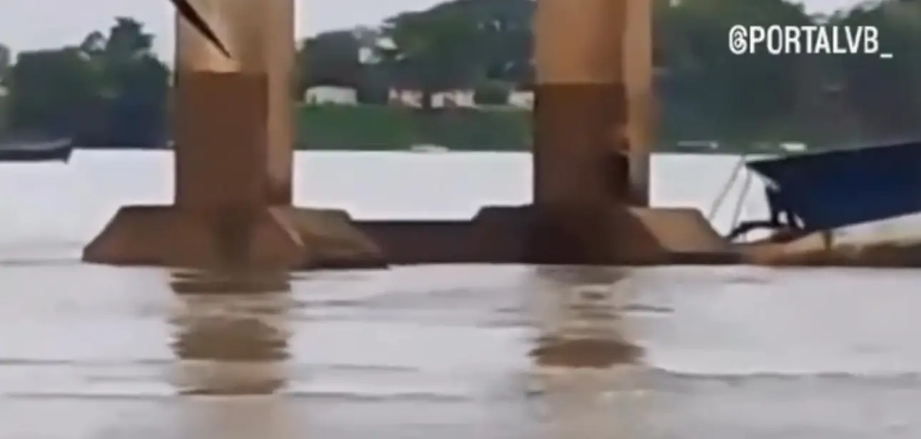 Draga afunda após atingir pilar de ponte entre o Tocantins e Maranhão; VÍDEO