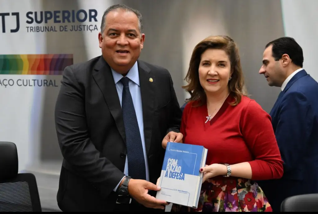 Ministra Daniela Teixeira lança obra com principais decisões de seu primeiro ano no STJ; Eduardo Gomes prestigia
