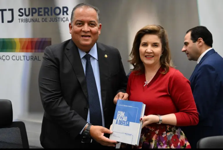 Ministra Daniela Teixeira lança obra com principais decisões de seu primeiro ano no STJ; Eduardo Gomes prestigia
