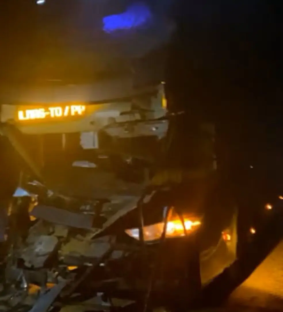 Ônibus fica com a frente destruída após bater na traseira de caminhão na BR-153