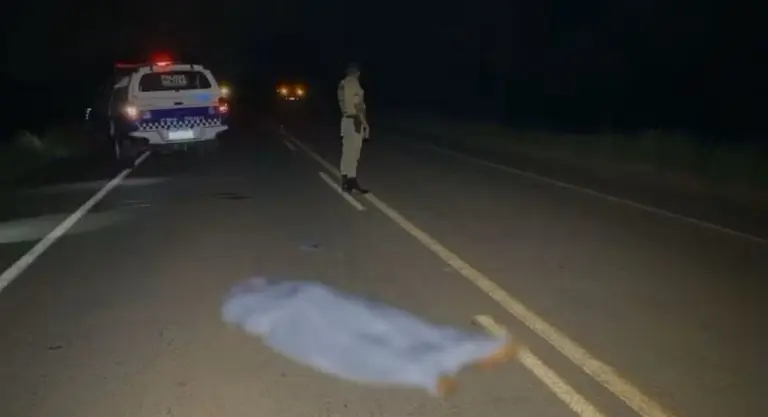Jovem morre atropelado por caminhonete enquanto tentava atravessar rodovia