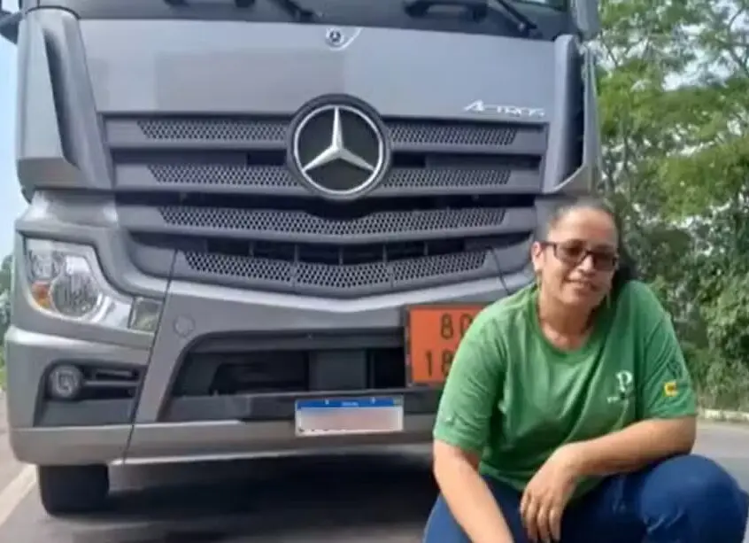 A motorista de caminhão Andreia Maria de Souza caiu no rio após ponte desabar. — Foto: TV Globo/Reprodução
A motorista de caminhão Andreia Maria de Souza caiu no rio após ponte desabar. — Foto: TV Globo/Reprodução