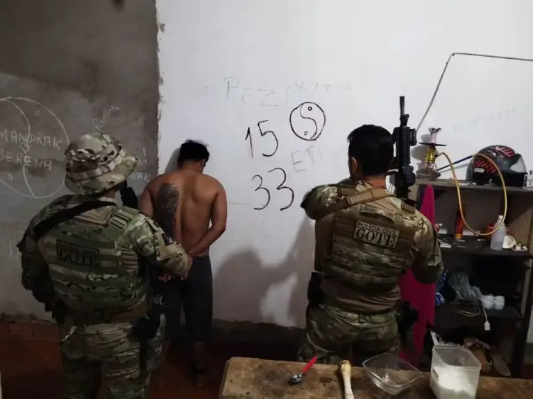 Suspeito de participar de organização criminosa é preso pela polícia na Operação Asfixia — Foto: Divulgação/PCTO