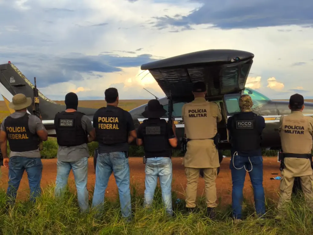 Policiais que participaram do flagrante na pista clandestina improvisada em um campo de plantio de soja - Divulgação FICCO