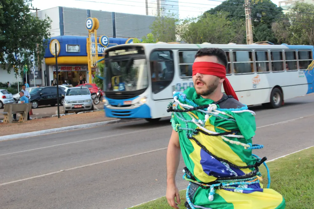  Performance realizada em Palmas, em edições anteriores do projeto Escala 1:1, que agora abre novas inscrições para artistas de todo o Brasil - Foto: Giovelli Flowers/Coletivo Flácido