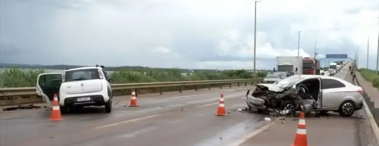 Batida entre dois carros na ponte entre Luzimangues e Palmas — Foto: Reprodução/TV Anhanguera