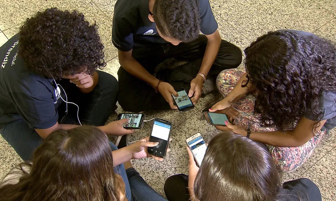 Nova lei restringe uso de celulares nas salas de aula - Foto: Arquivo/EBC