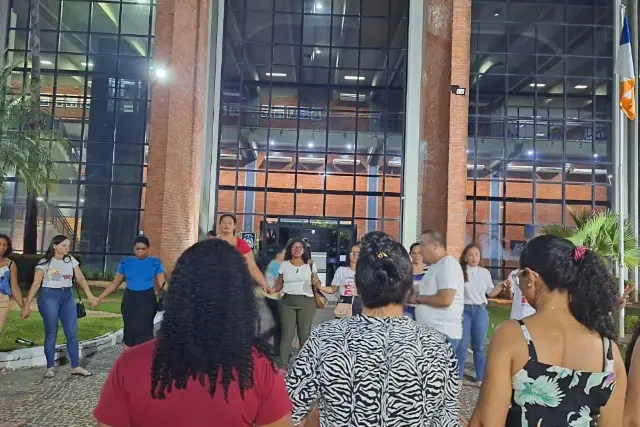 Após fazerem vigília na porta do TJTO, homologados no concurso da SEMED farão panletagem em Palmas — Foto: Divulgação 