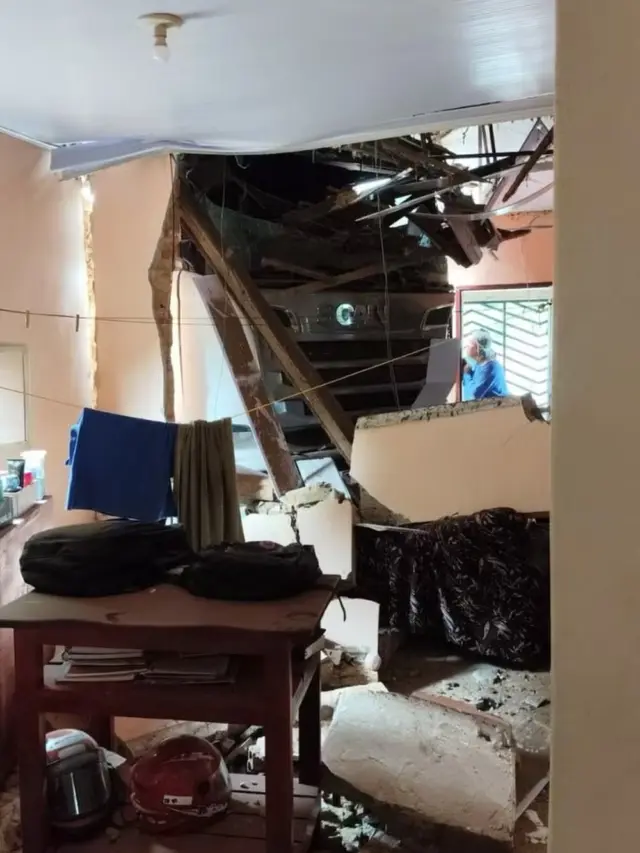 Motorista perde controle e invade casa com caminhão; criança fica ferida 