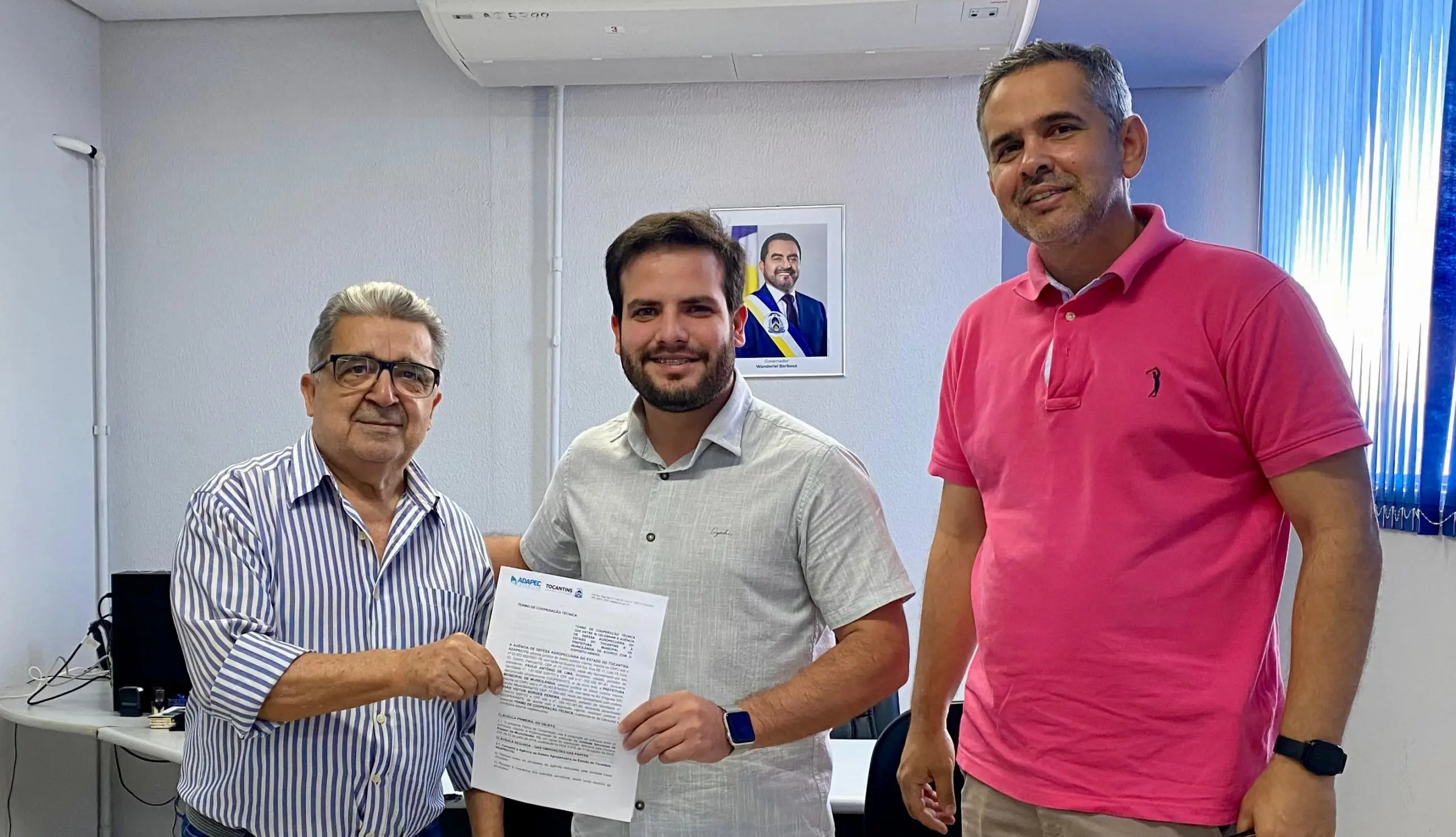 Prefeito de Muricilândia, João Victor Borges Pereira recebe Termo na sede da Adapec. Foto: Victor Guimarães/Governo do Tocantins

