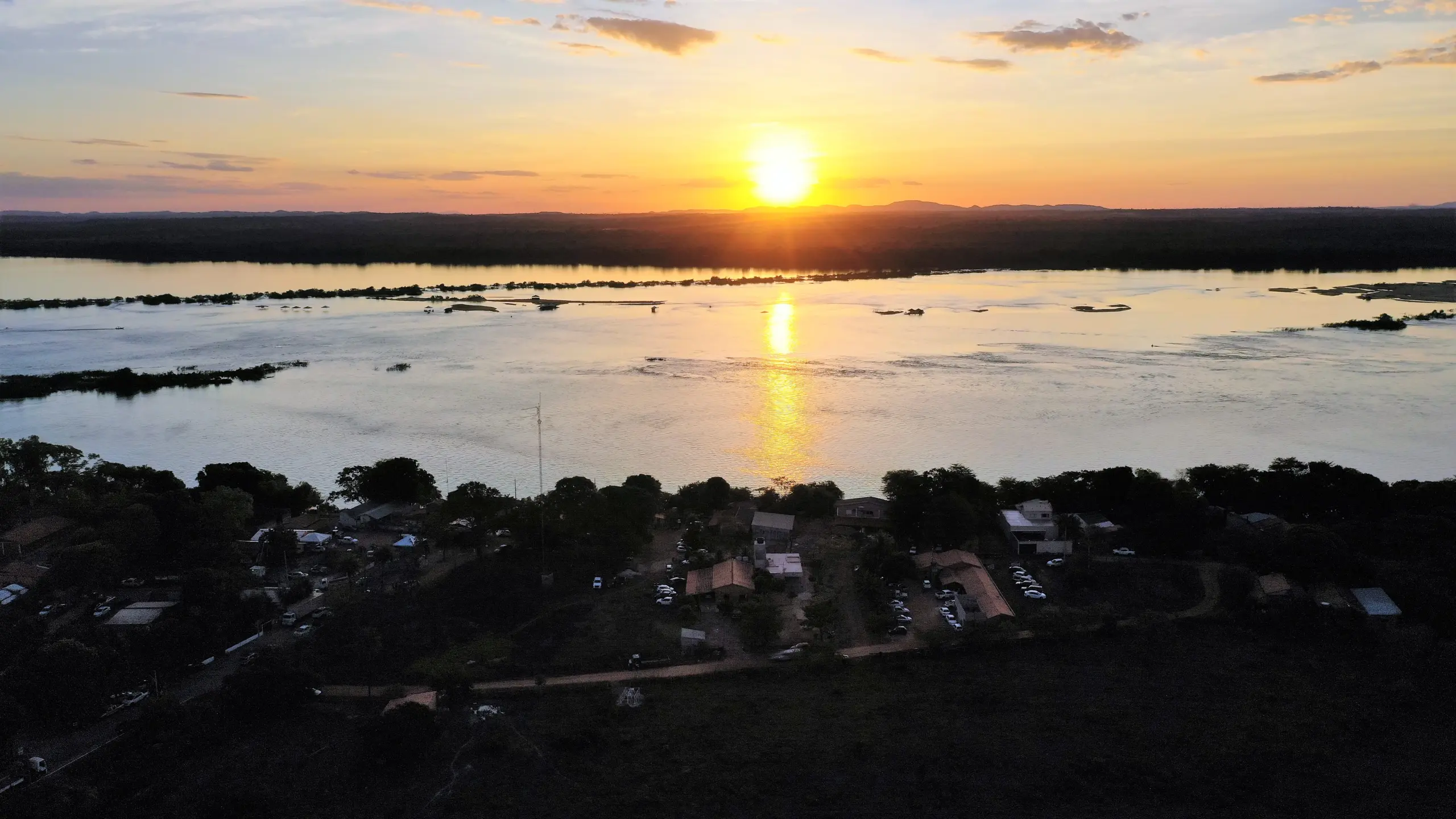 Localizado a 145 km de Araguaína, às margens do Rio Araguaia, o povoado Garimpinho atrai centenas de pessoas no período de praias