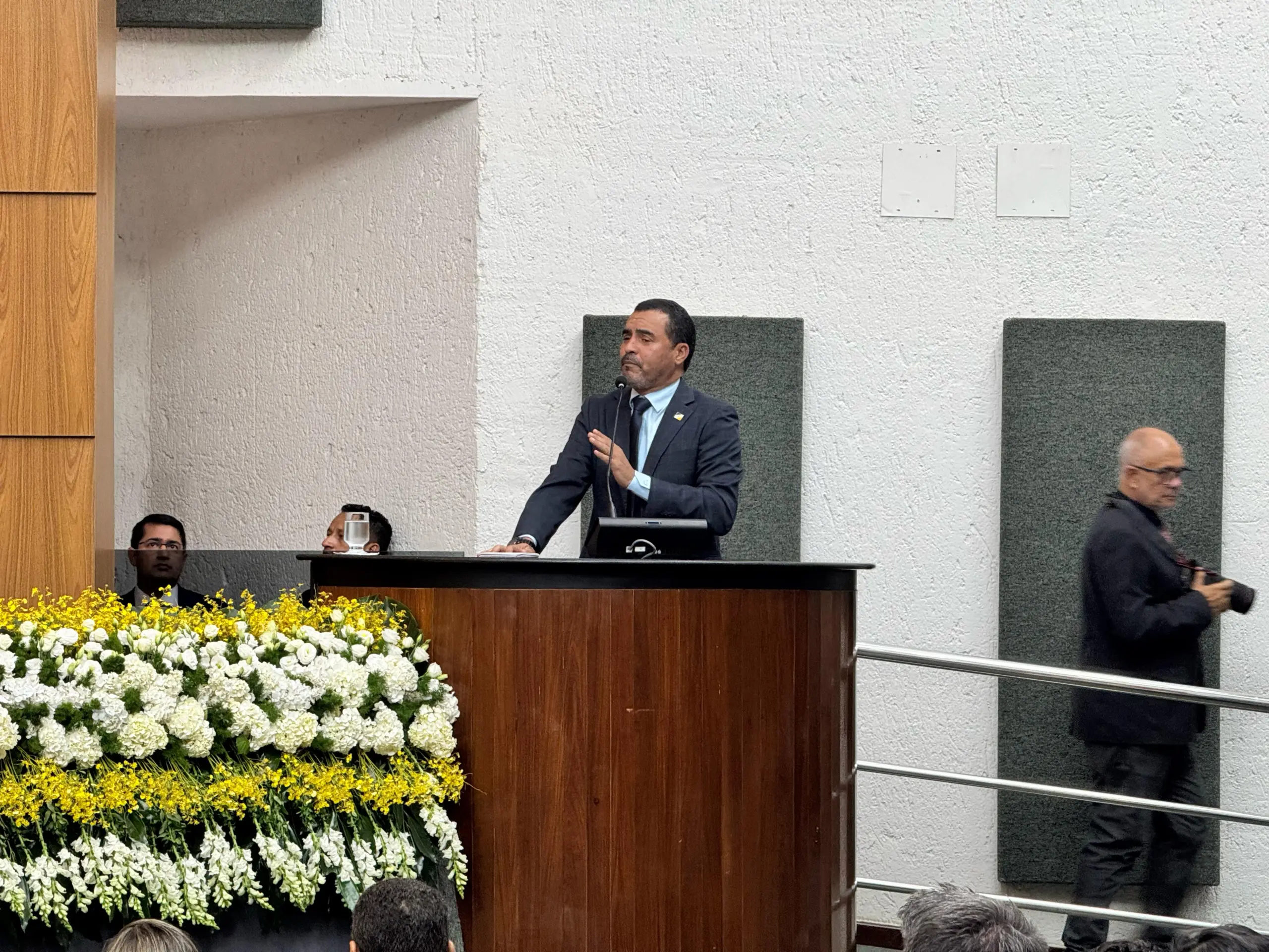 Wanderlei Barbosa participou da sessão especial que deu posse à nova Mesa Diretora da Assembleia Legislativa do Tocantins (Aleto) e elogiou Amélio Cayres — Foto: Divulgação