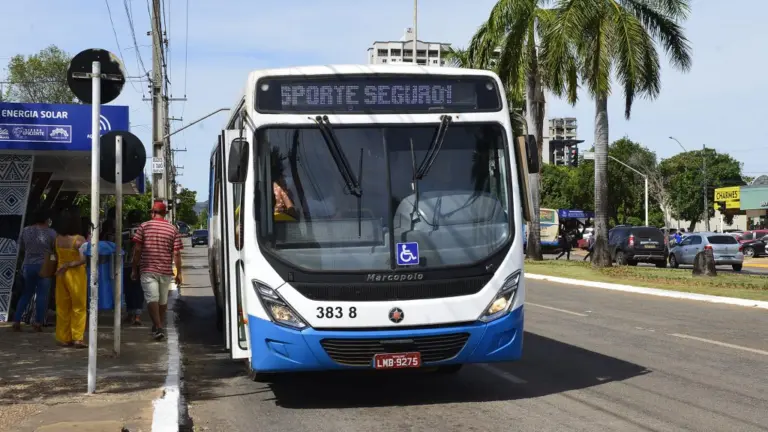Transporte coletivo e ônibus passageiros entrando no veículo na Av. JK - Foto: Lia Mara