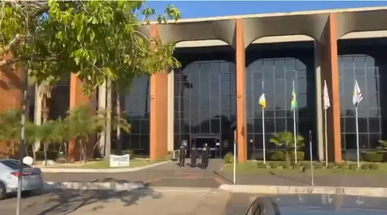 Policiais federais entrando na sede do Tribunal de Justiça do Tocantins durante operação — Foto: Tamyra Pinheiro/TV Anhanguera Policiais federais entrando na sede do Tribunal de Justiça do Tocantins durante operação — Foto: Tamyra Pinheiro/TV Anhanguera