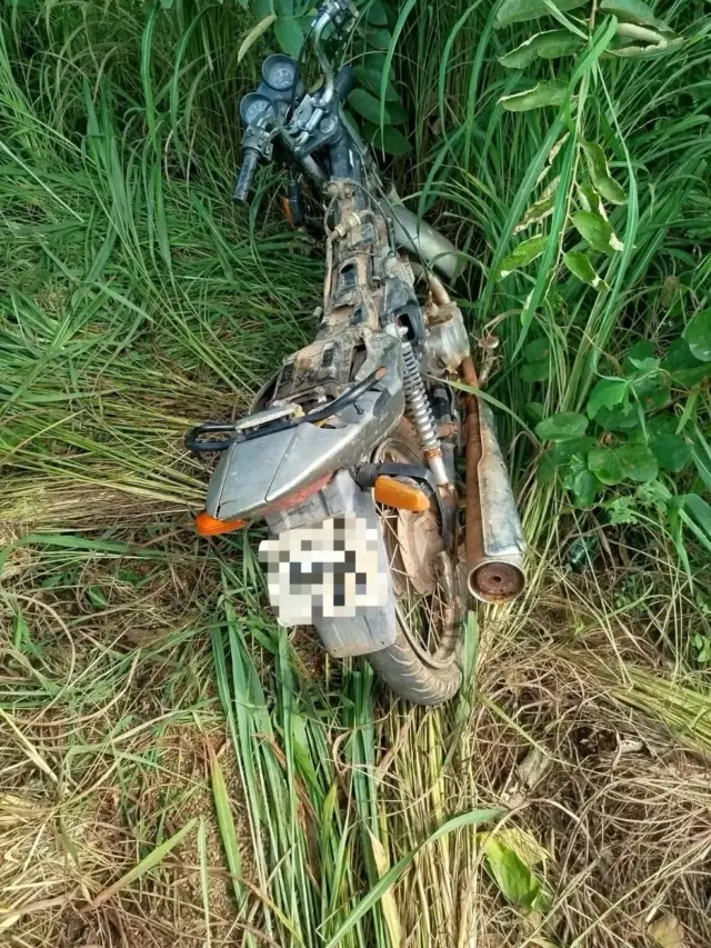 Motocicleta encontrada durante roçagem em Palmas — Foto: Divulgação/Secom Palmas