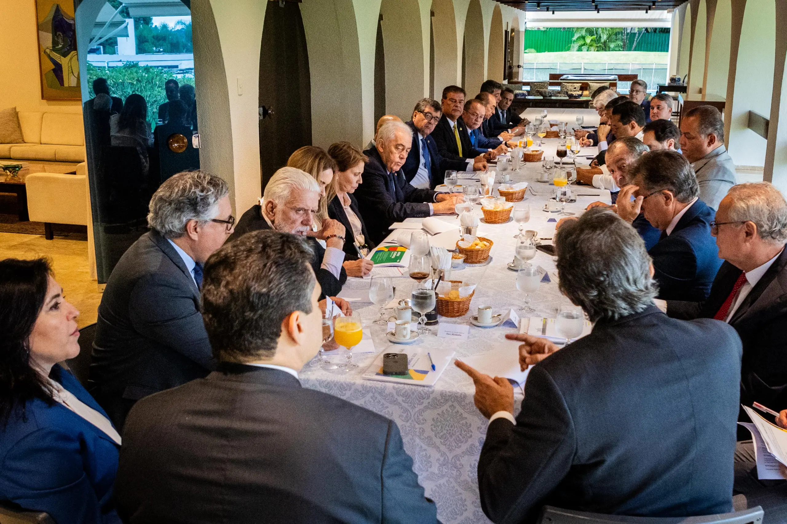 Com Alcolumbre e ministros, Eduardo Gomes participa de discussão sobre pautas econômicas e prioritárias do governo