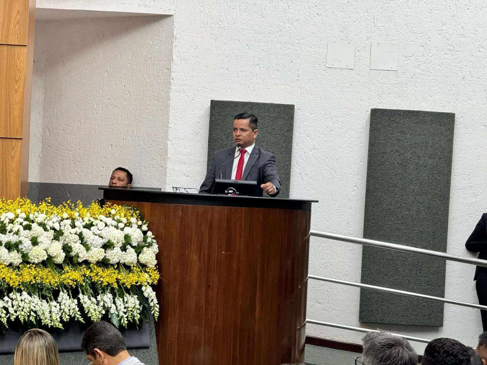 Jorge Frederico discursa na posse da nova Mesa Diretora da Aleto e defende diálogo e paz para o desenvolvimento do Estado — Foto: Divulgação