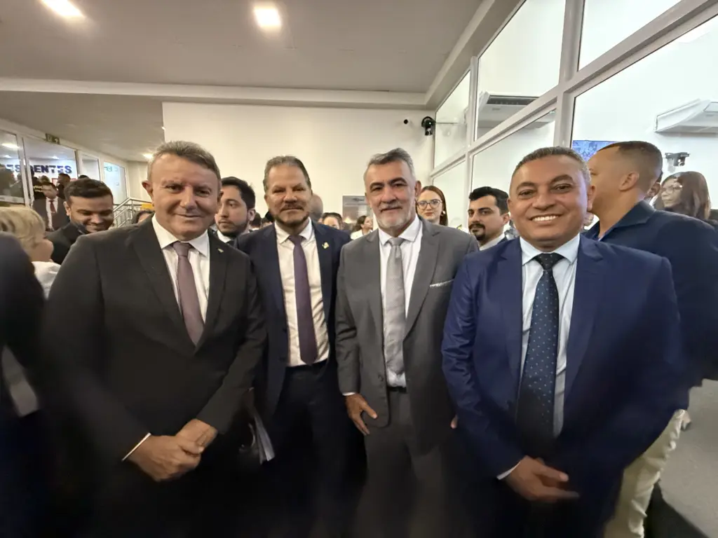 Câmara abre trabalhos com gesto de união e “pacificação”; Marilon cita Siqueira e Fenelon e diz que Casa está “pacificadíssima” Câmara abre trabalhos com gesto de união e “pacificação”; Marilon cita Siqueira e Fenelon e diz que Casa está “pacificadíssima”