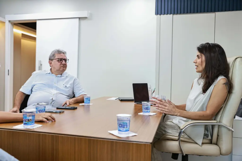 A Secretária do Bem Estar Animal, Gabriela Siqueira Campos,  recebeu em seu gabinete o Deputado Estadual Jair Farias. 
Data: 14/02/2025
Local: Secretaria do Bem Estar Animal (8o Andar)