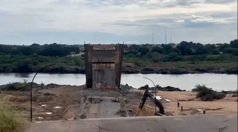 Máquinas pesadas fazem remoção do último pilar da ponte JK — Foto: Ana Paula Rehbein/TV Anhanguera