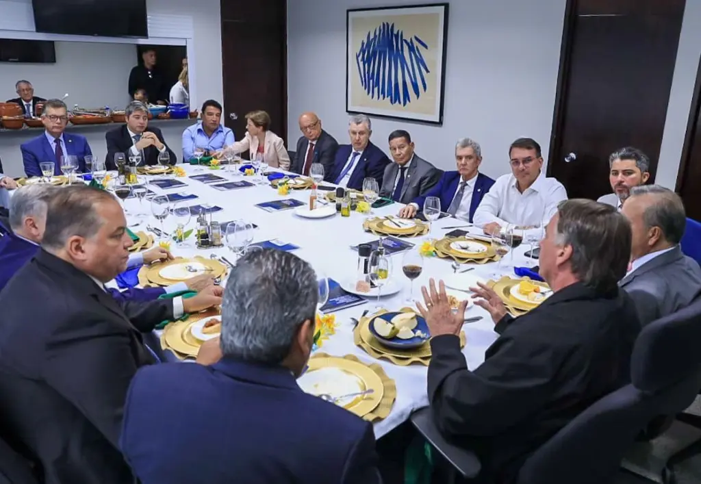 Vice-presidente do Senado, Eduardo Gomes almoça com Bolsonaro 