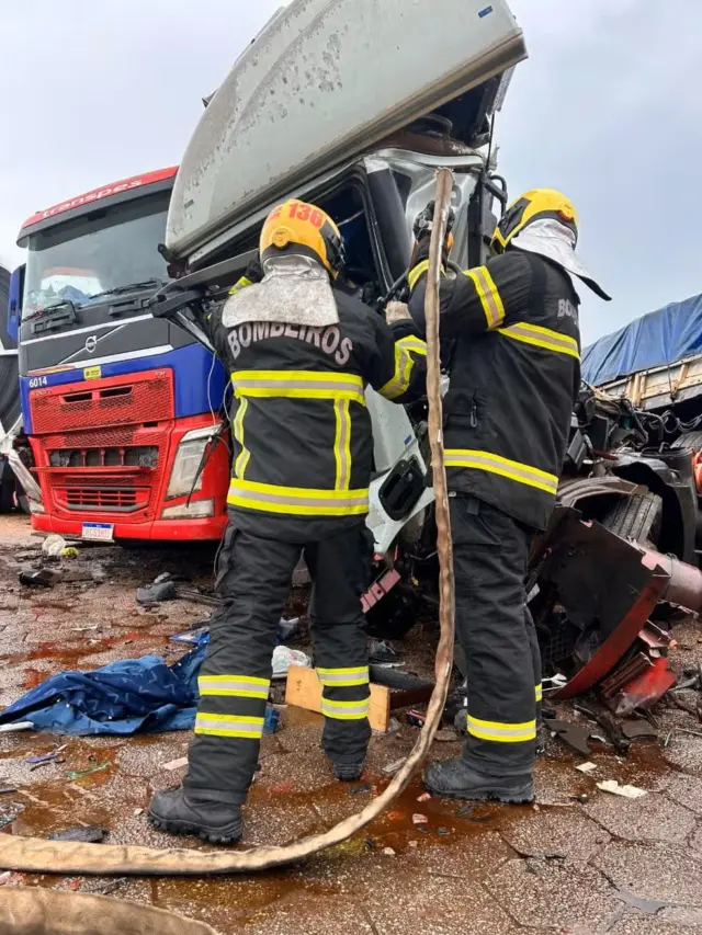 Bombeiros utilizando ferramentas para cortar cabine de caminhão — Foto: Bombeiros/Divulgação