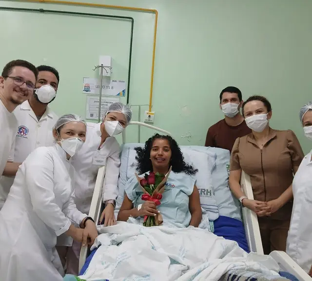Paciente realiza sonho de sorrir ao lado dos filhos após ação solidária feita por profissionais de hospital