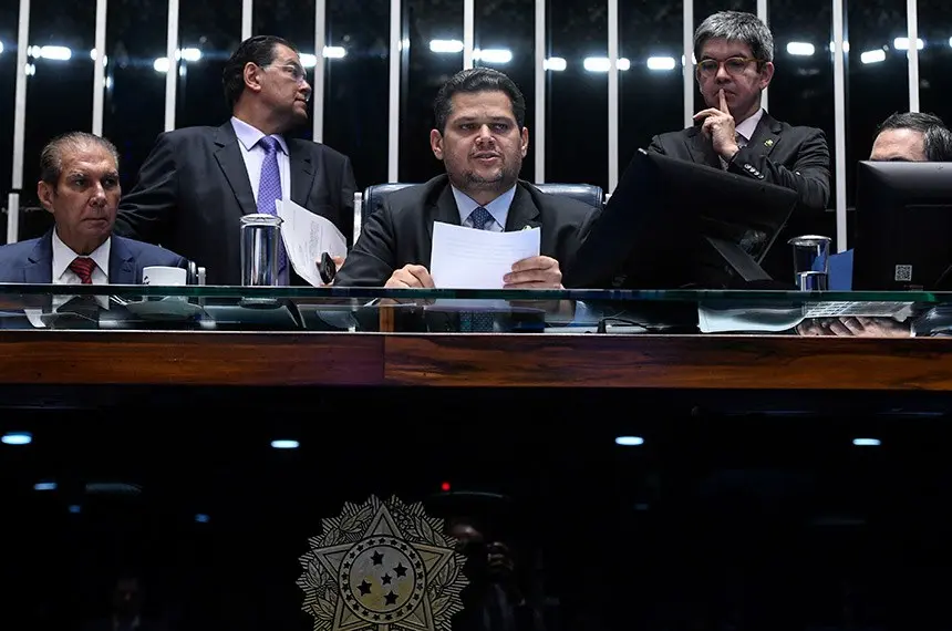 Davi preside sessão plenária desta terça, na foto entre os senadores Jader (esq), Braga e Randolfe ( em pé) - Foto: Jefferson Rudy/Agência Senado