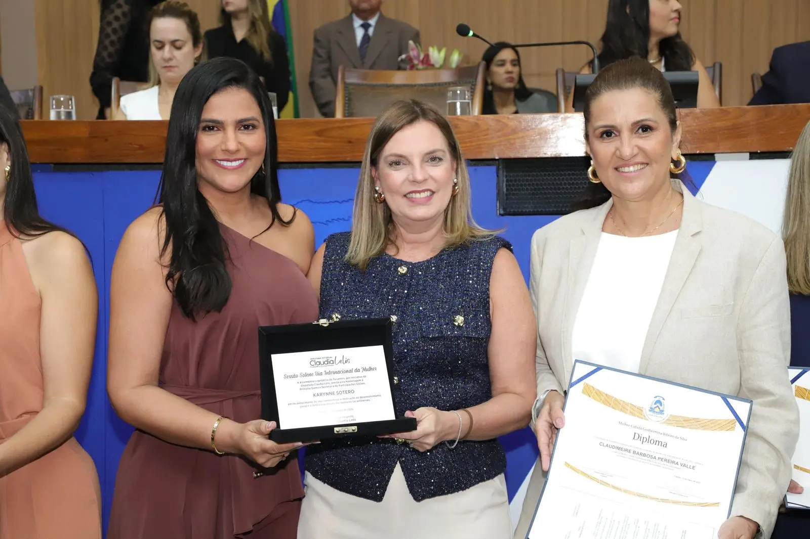 Aleto celebra a força feminina em solenidade; Claudia Lelis faz homenagem a primeira-dama Karynne Sotero e empresária Cláudia Vale