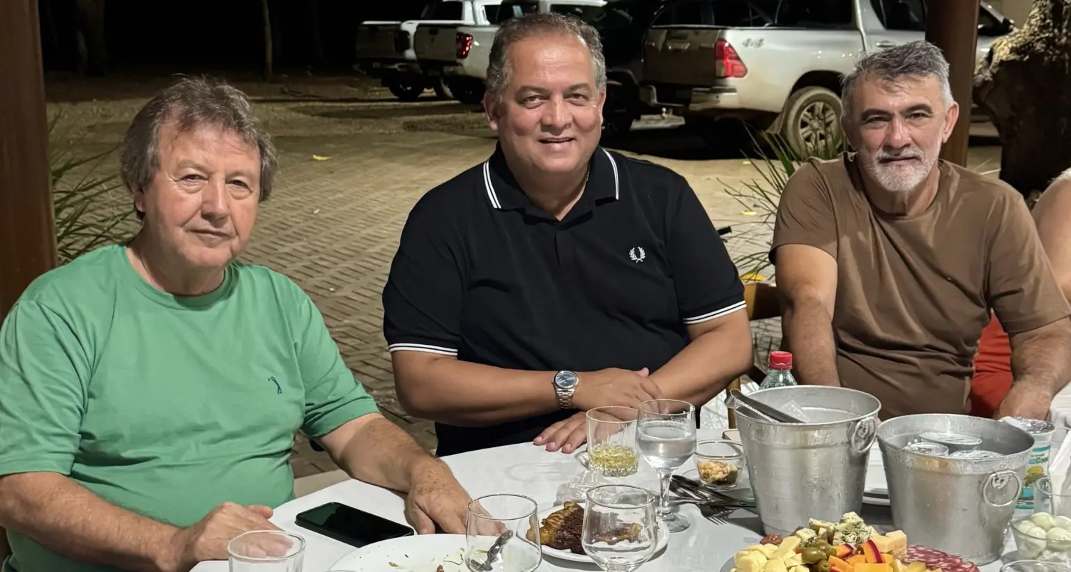 Vilmar recebe Gomes, presidente interino do Senado, e Amélio para jantar em sua residência: “o importante de tudo na política é manter as amizades” Vilmar recebe Gomes, presidente interino do Senado, e Amélio para jantar em sua residência: “o importante de tudo na política é manter as amizades”